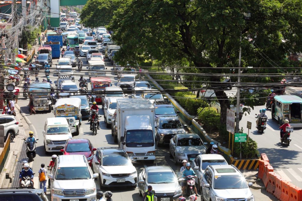 paranaque-traffic-at-sucat-road